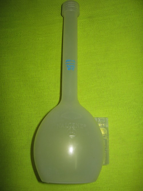 Nalgene®-250mL-PP-Volumetric-Flasks-e1386664792544 بالن ژوژه پلاستیکی (پلی پروپیلن) 250 میلی لیتر ساخت آمریکا - تصویر 1